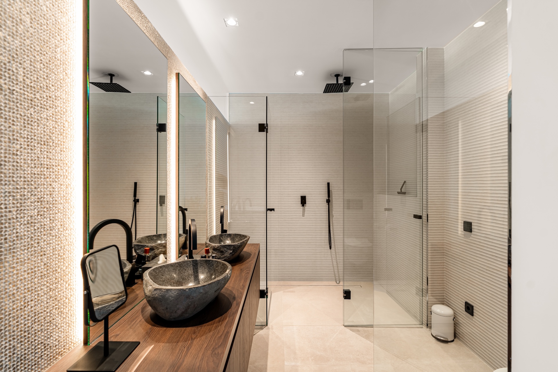 Resa Estates luxury vila Can Furnet modern Villa moderna bathroom 4.jpg